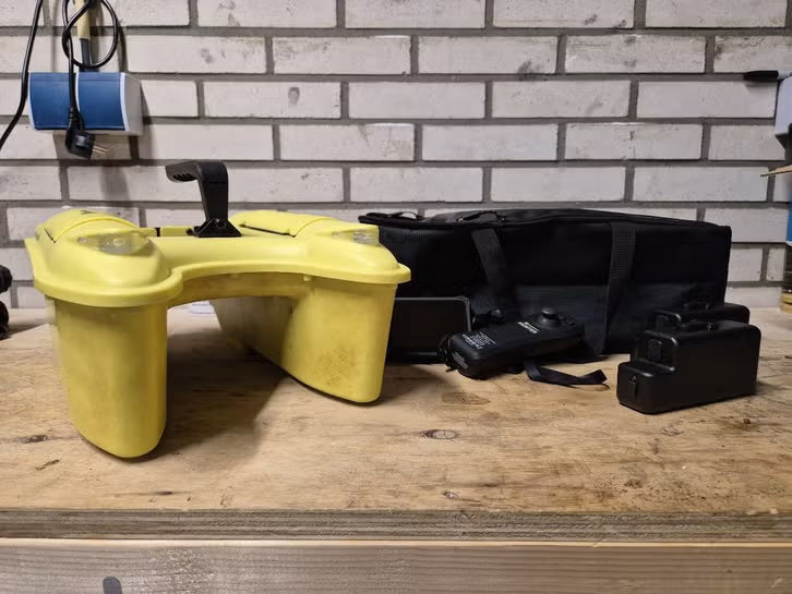 DRUGI WYBÓR – RidgeMonkey Hunter 750 Voerboot z głębokościomierzem – Hi-Viz